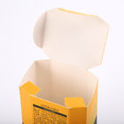 Kleine gelbe Pappe, die kosmetische Verpackenkästen für Skincare faltet